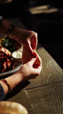 Sıcak bir restoranda kızarmış et ve kızarmış ekmekle servis edilir.