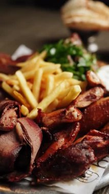 Sıcak bir restoranda kızarmış et ve kızarmış ekmekle servis edilir.