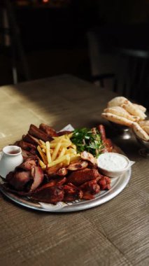 Sıcak bir restoranda kızarmış et ve kızarmış ekmekle servis edilir.