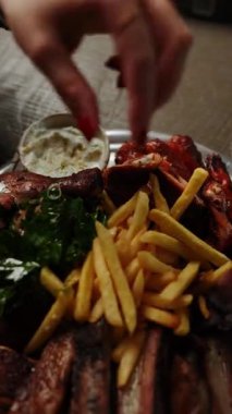 Sıcak bir restoranda kızarmış et ve kızarmış ekmekle servis edilir.