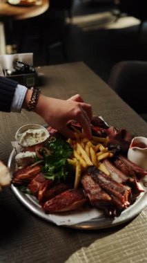 Sıcak bir restoranda kızarmış et ve kızarmış ekmekle servis edilir.