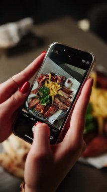 Sıcak bir restoranda kızarmış et ve kızarmış ekmekle servis edilir.