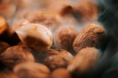 Siyah arkaplana karşı dekoratif bir tabakta fındıklar zengin dokusunu ve rengini gösteriyor.