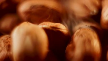 Fındıklar, doğal güzelliklerini ve dokularını sergileyerek, rahat bir ortamda bir tabakta yuvarlanıyor ve dönüyorlar.