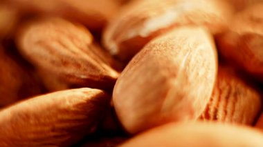 Bademler zarafet ve sadelikle karanlık bir ortamda zarafetle döner.