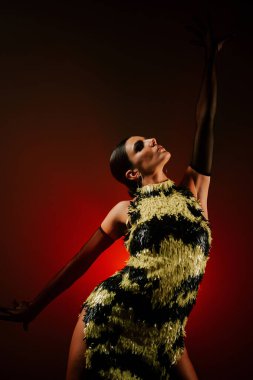 Şehvetli Latin dansçı dumanlı atmosferde dramatik ışıklandırma ile Latin dansına olan tutkusunu ve yeteneğini gösteriyor.