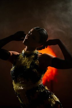 Kırmızı ışıkta Latin dansı yapan bir kadın. Dans konsepti. Bachata, samba, rumba, latina