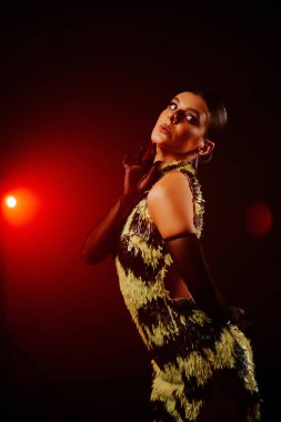 Kırmızı ışıkta Latin dansı yapan bir kadın. Dans konsepti. Bachata, samba, rumba, latina