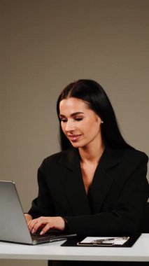 İş kadını bilgisayarla ofisinden online iş yapıyor.