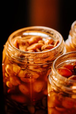 Sıcak ışık altında sergilenen lezzetli fındık ve atıştırmalıklar.