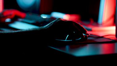 Loş bir ortamda dinamik ışıklandırma ile oyun ayarları yoğun odaklanma ve oyun oynarken sarsıcı deneyim sergiler