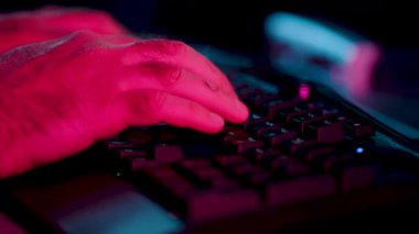 Konforlu bir oda ortamında gece yarısı oyun oturumunda canlı renklerle aydınlatılmış klavye