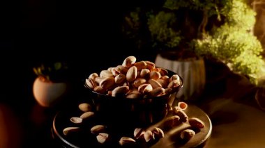 Siyah arka planda dönen kavrulmuş şam fıstığı 4k
