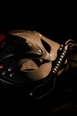 Erotik keşifler için arka planda dokulu detaylara sahip BDSM maskesi