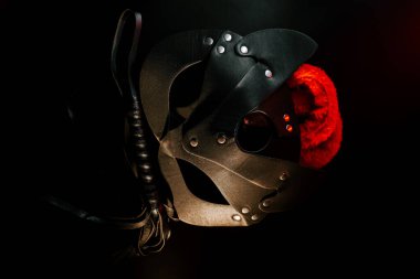 Erotik keşifler için arka planda dokulu detaylara sahip BDSM maskesi
