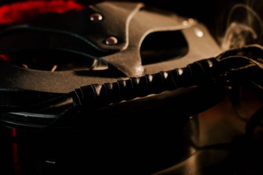 Erotik keşifler için arka planda dokulu detaylara sahip BDSM maskesi