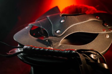 Erotik keşifler için arka planda dokulu detaylara sahip BDSM maskesi