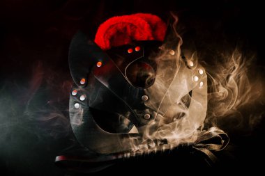 Erotik keşifler için arka planda dokulu detaylara sahip BDSM maskesi