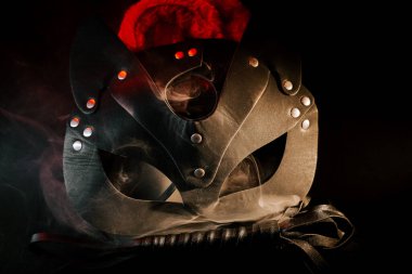 Erotik keşifler için arka planda dokulu detaylara sahip BDSM maskesi