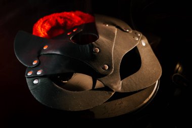 Erotik keşifler için arka planda dokulu detaylara sahip BDSM maskesi