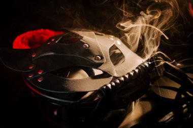 Erotik keşifler için arka planda dokulu detaylara sahip BDSM maskesi