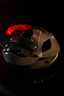 Erotik keşifler için arka planda dokulu detaylara sahip BDSM maskesi