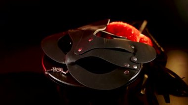 BDSM kedi maskesi, stil ve tasarımın görsel keşfi için siyah arkaplan üzerinde döner
