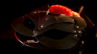 BDSM kedi maskesi, stil ve tasarımın görsel keşfi için siyah arkaplan üzerinde döner