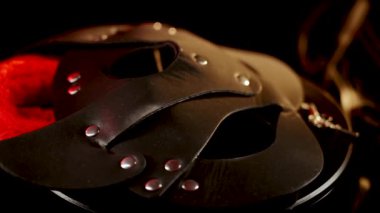 BDSM kedi maskesi, stil ve tasarımın görsel keşfi için siyah arkaplan üzerinde döner