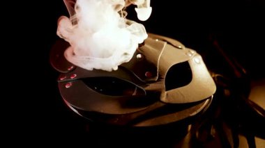 BDSM kedi maskesi, stil ve tasarımın görsel keşfi için siyah arkaplan üzerinde döner