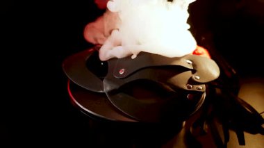 BDSM kedi maskesi, stil ve tasarımın görsel keşfi için siyah arkaplan üzerinde döner