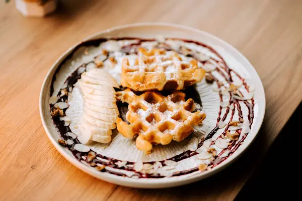 Sabahları sıcacık bir kafede taze meyve ve badem dilimli Belçika wafflelarının tadını çıkarıyorum.