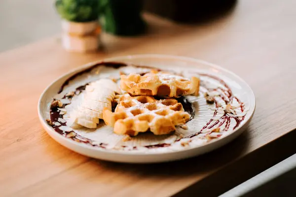 Lezzetli Belçika waffleları, öğleden sonra sıcacık bir kafede malzemelerle servis edilir.