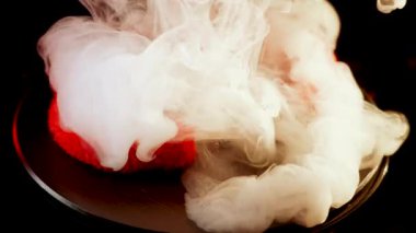 Karanlık bir yüzeyde canlı kırmızı bir dizayn ile dönen kelepçeler.