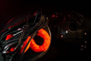 Eğlenceli ve maceralı bir akşam için aksesuarların yer aldığı temalı bir parti için eşyalar