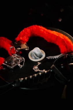 Karanlık bir yüzeyde gösterilen çeşitli özel etkinliklerde kullanılan ögeler