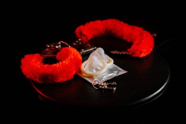 Romantik öğeler tutkulu bir akşam için oyuncu aksesuarlar sunar.