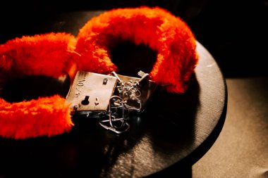 Romantik öğeler tutkulu bir akşam için oyuncu aksesuarlar sunar.