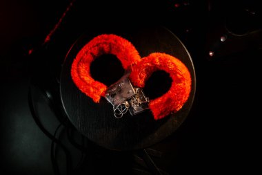 Romantik öğeler tutkulu bir akşam için oyuncu aksesuarlar sunar.