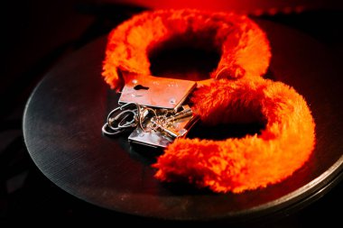 Romantik öğeler tutkulu bir akşam için oyuncu aksesuarlar sunar.