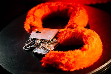 Romantik öğeler tutkulu bir akşam için oyuncu aksesuarlar sunar.