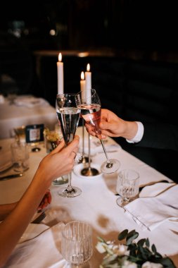 Parlak detaylarla süslenmiş zarif bir gelinlik ve yumuşak ışıkta yakalanmış çarpıcı bir yüzük.