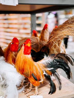 Bayram eşyaları arayanlar için raflarda renkli Paskalya süslemeleri