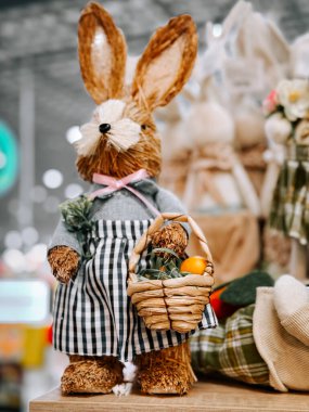 Bayram eşyaları arayanlar için raflarda renkli Paskalya süslemeleri