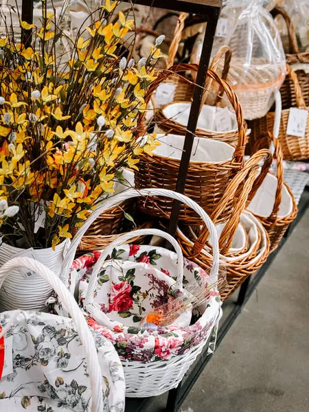 Paskalya dekoru süpermarket raflarını şenlikli sepetler ve canlı çiçeklerle dolduruyor.