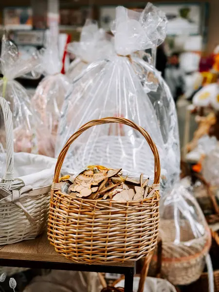 Bayram eşyaları arayanlar için raflarda renkli Paskalya süslemeleri