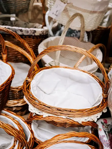 Bayram eşyaları arayanlar için raflarda renkli Paskalya süslemeleri