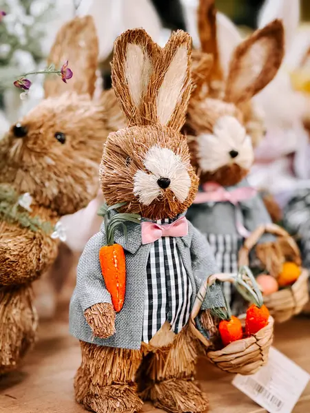 Bayram eşyaları arayanlar için raflarda renkli Paskalya süslemeleri