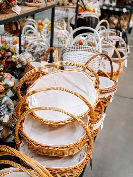 Bayram eşyaları arayanlar için raflarda renkli Paskalya süslemeleri