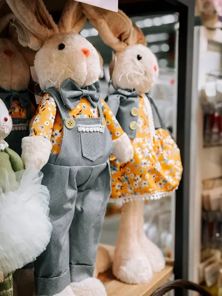 Bayram eşyaları arayanlar için raflarda renkli Paskalya süslemeleri